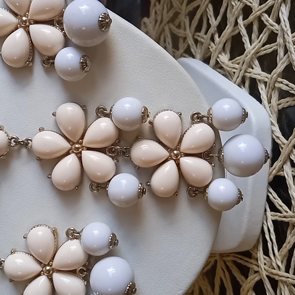 Cream and white statement necklace - Picture 4 of 5